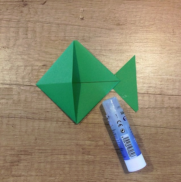 Поделки из бумаги. рыбка-закладка, сделанная из полоски бумаги. подробный мастер класс по изготовлен