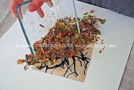 Аппликация "дерево" из крошки сухих листьев Аппликация "дерево" из крошки сухих листьев