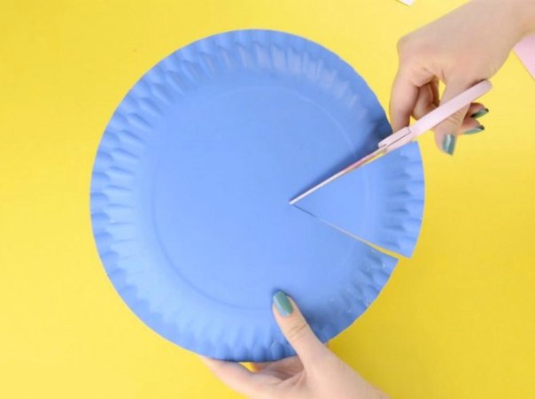 Рыбка  из одноразовой картонной тарелки и цветной бумаги.