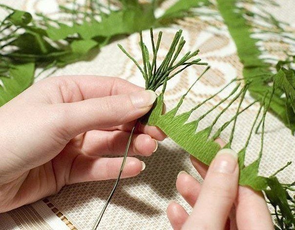 Еловая веточка с шишками из гофрированной бумаги