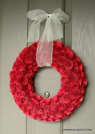 Оригинальный новогодний венок из бумажных розочек Оригинальный новогодний венок из бумажных розочек