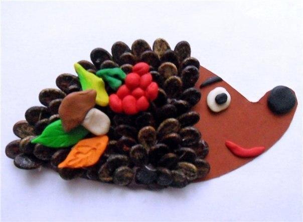 Поделка "ёжик" из арбузных семечек Поделка "ёжик" из арбузных семечек