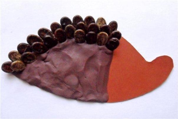 Поделка "ёжик" из арбузных семечек Поделка "ёжик" из арбузных семечек