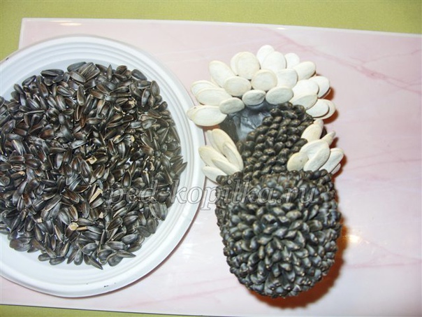 Курочка из пластилина и семечек