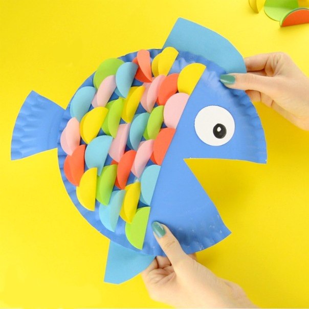 Рыбка  из одноразовой картонной тарелки и цветной бумаги.