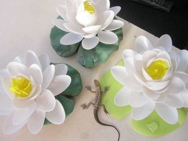 Кувшинка из пластиковых ложек. Кувшинка из пластиковых ложек.