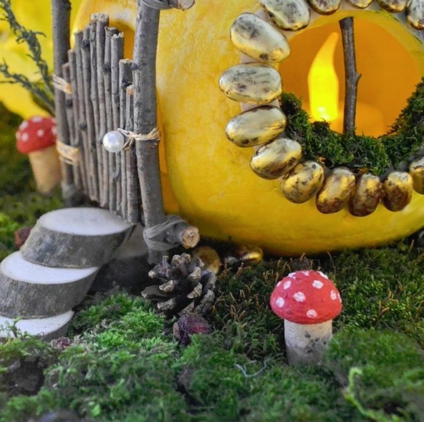 Осенний фонарик в виде "домика феи", сделанный из тыквы, арбузных семечек и крашеной фасоли