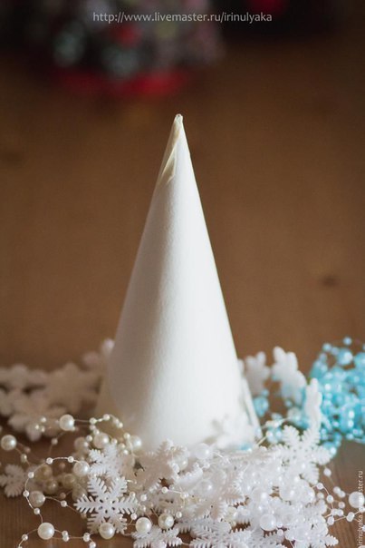 Новогодняя ёлочка из шишек