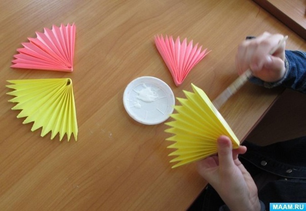 Солнышко из бумаги, сложенной гармошкой Солнышко из бумаги, сложенной гармошкой