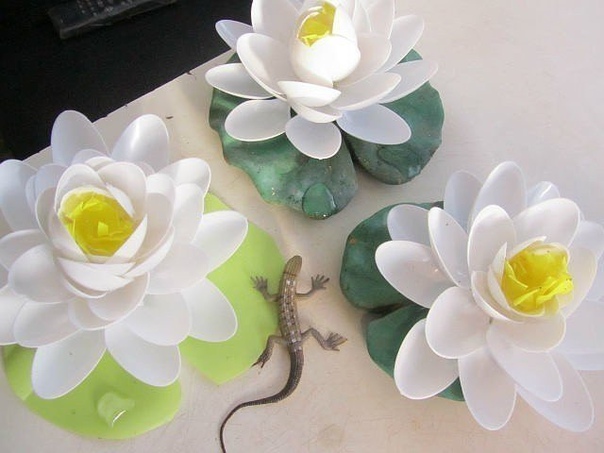 Кувшинка из пластиковых ложек. Кувшинка из пластиковых ложек.