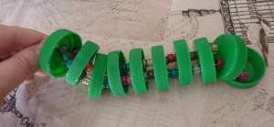 Змейки из пластиковых крышек