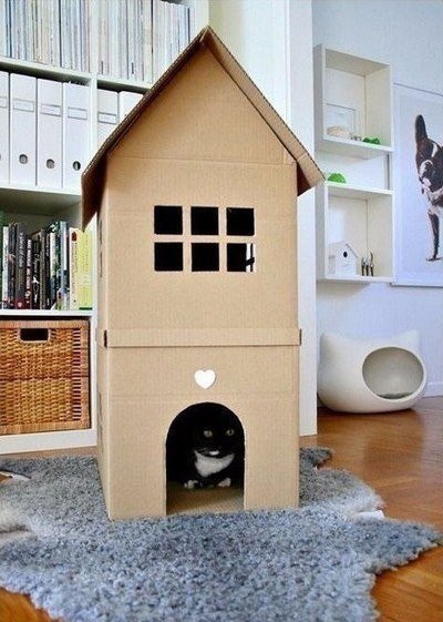 Из картонных коробок получаются отличные поделки для малышей.