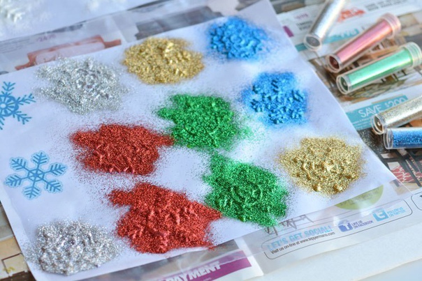 Необычные снежинки на окна из клея Необычные снежинки на окна из клея