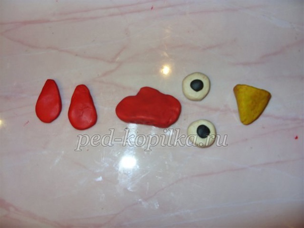 Курочка из пластилина и семечек