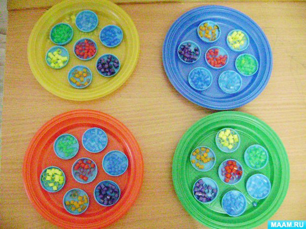 Мозаика из нарезанных коктейльных трубочек Мозаика из нарезанных коктейльных трубочек