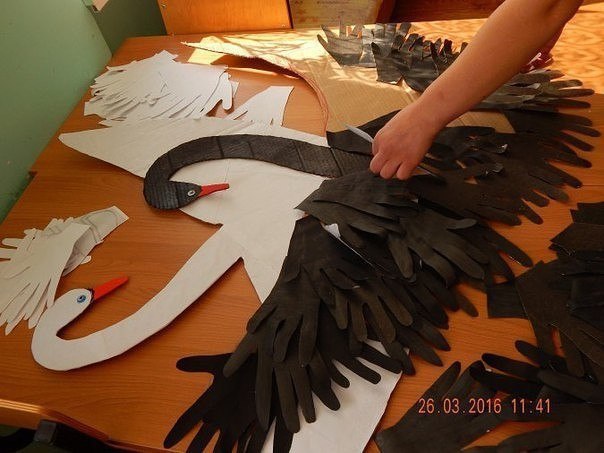 Лебеди из бумажных ладошек Лебеди из бумажных ладошек