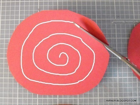 Оригинальный новогодний венок из бумажных розочек Оригинальный новогодний венок из бумажных розочек