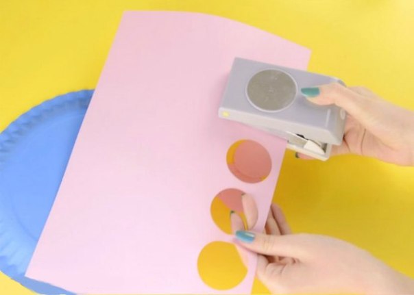 Рыбка  из одноразовой картонной тарелки и цветной бумаги.