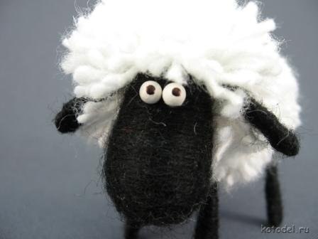 Овечка из пробки и ниток
