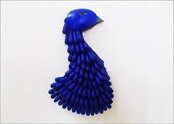 Павлин из пластиковых ложек и ватных палочек Павлин из пластиковых ложек и ватных палочек