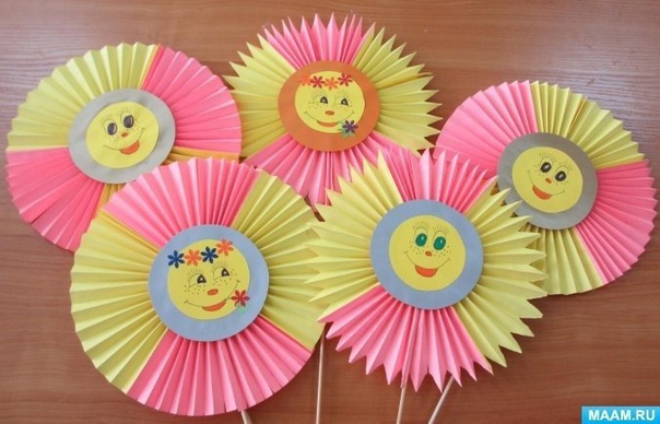 Солнышко из бумаги, сложенной гармошкой Солнышко из бумаги, сложенной гармошкой