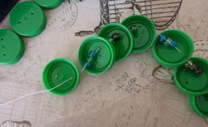 Змейки из пластиковых крышек