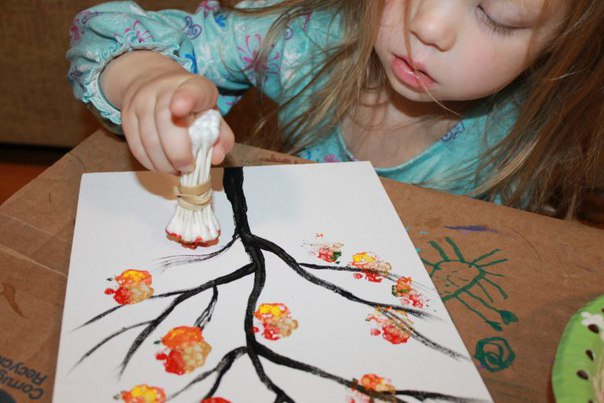 Творческое занятие для малышей "рисунок ватными палочками"