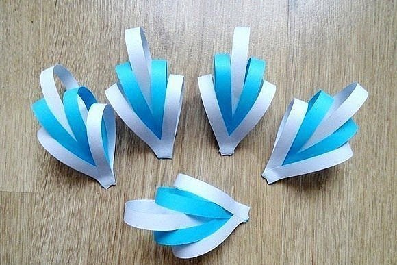 Объемная снежинка из бумажных полос. Объемная снежинка из бумажных полос.