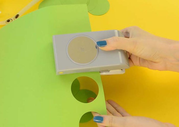 Мастер класс по изготовлению симпатичных гусениц из цветной бумаги.