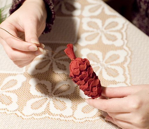 Еловая веточка с шишками из гофрированной бумаги Еловая веточка с шишками из гофрированной бумаги