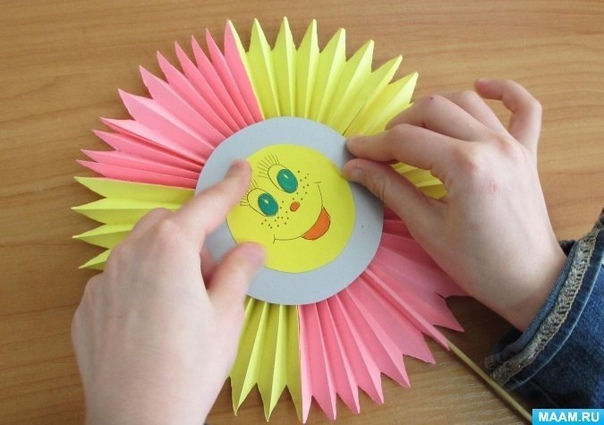 Солнышко из бумаги, сложенной гармошкой Солнышко из бумаги, сложенной гармошкой