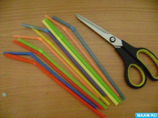 Мозаика из нарезанных коктейльных трубочек Мозаика из нарезанных коктейльных трубочек