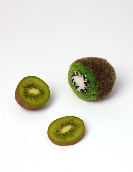 Фрукты из помпонов