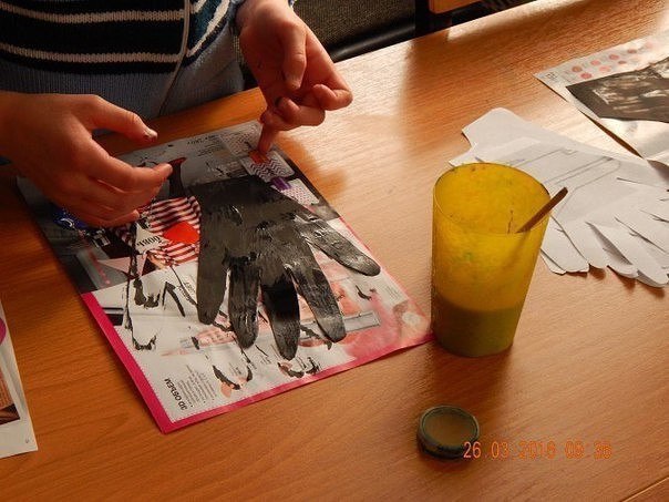 Занятия с детьми: лебедь и другие идеи из ладошек