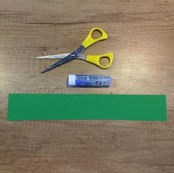 Поделки из бумаги. рыбка-закладка, сделанная из полоски бумаги. подробный мастер класс по изготовлен