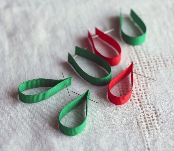 Мастерим елочку из лент Мастерим елочку из лент