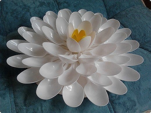 Кувшинка из пластиковых ложек. Кувшинка из пластиковых ложек.