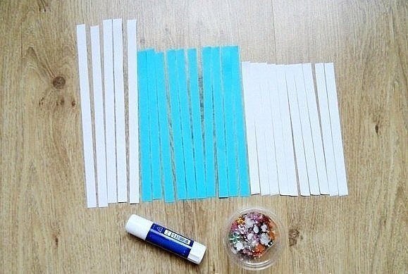 Объемная снежинка из бумажных полос. Объемная снежинка из бумажных полос.