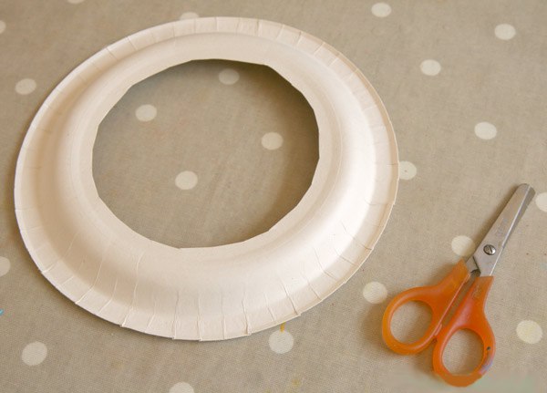 поделки для детей. из картонной упаковки от яиц, одноразовой тарелки и декоративных помпонов можно поделки для детей. из картонной упаковки от яиц, одноразовой тарелки и декоративных помпонов можно