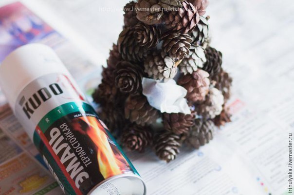 Новогодняя ёлочка из шишек Новогодняя ёлочка из шишек