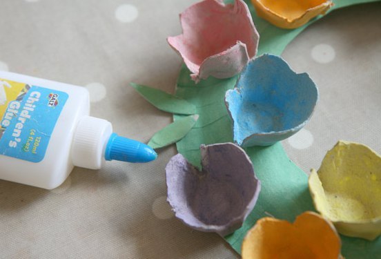 поделки для детей. из картонной упаковки от яиц, одноразовой тарелки и декоративных помпонов можно поделки для детей. из картонной упаковки от яиц, одноразовой тарелки и декоративных помпонов можно