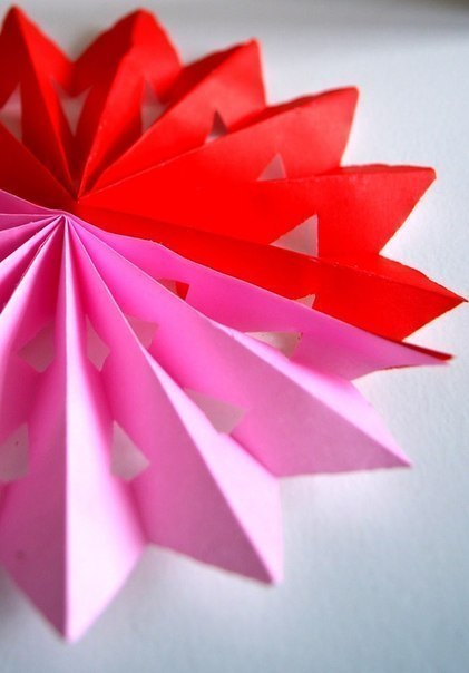 Яркие объемные снежинки Яркие объемные снежинки