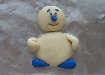 Лепим снеговика из солёного теста