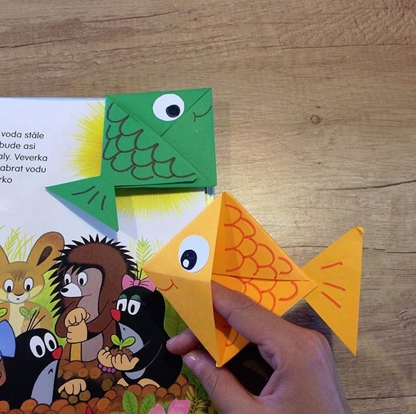 Поделки из бумаги. рыбка-закладка, сделанная из полоски бумаги. подробный мастер класс по изготовлен