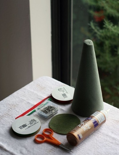 Мастерим елочку из лент Мастерим елочку из лент