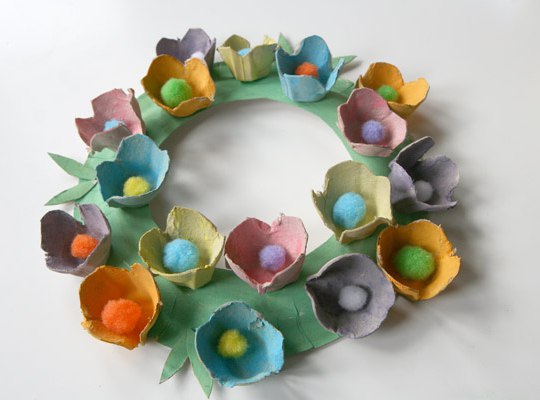 поделки для детей. из картонной упаковки от яиц, одноразовой тарелки и декоративных помпонов можно поделки для детей. из картонной упаковки от яиц, одноразовой тарелки и декоративных помпонов можно