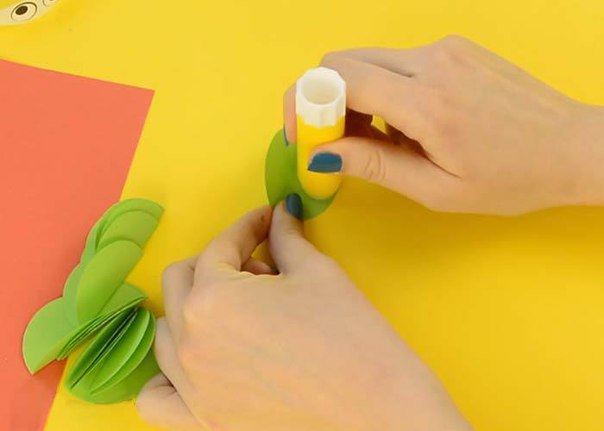 Гусеница из цветной бумаги Гусеница из цветной бумаги