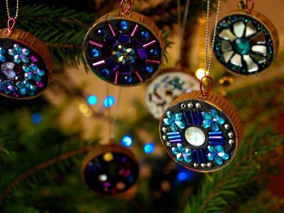 Ёлочные игрушки из крышечек