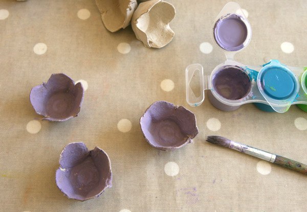 поделки для детей. из картонной упаковки от яиц, одноразовой тарелки и декоративных помпонов можно поделки для детей. из картонной упаковки от яиц, одноразовой тарелки и декоративных помпонов можно