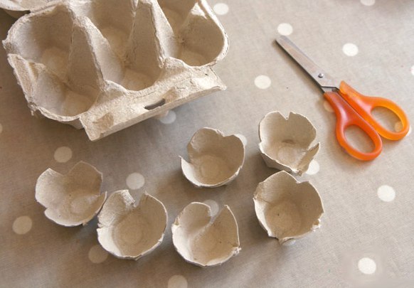 поделки для детей. из картонной упаковки от яиц, одноразовой тарелки и декоративных помпонов можно поделки для детей. из картонной упаковки от яиц, одноразовой тарелки и декоративных помпонов можно